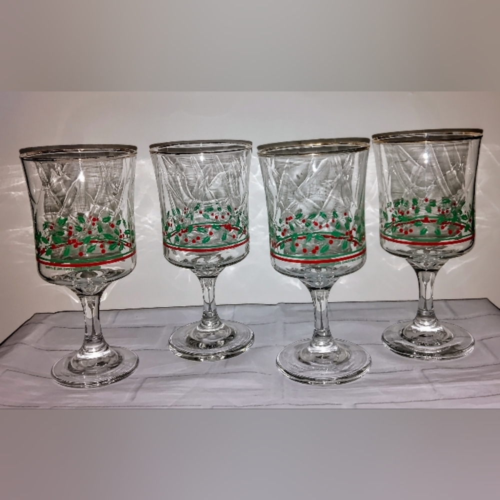 Vintage Christmas Goblets Glasses Green/Red Holly Berries Gold Rim Set of Four - Picture 1 of 3
